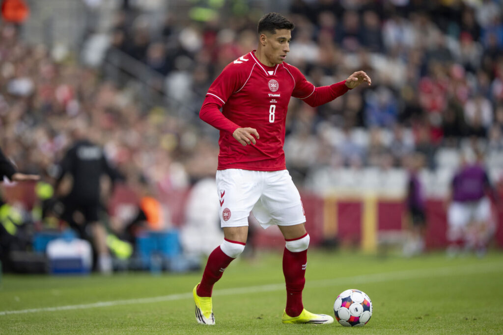 Adam Daghim på bolden for Danmark.