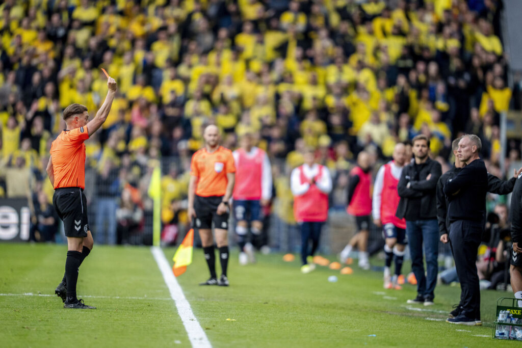 Mikkel Redder uddeler et rødt kort på Brøndby Stadion.