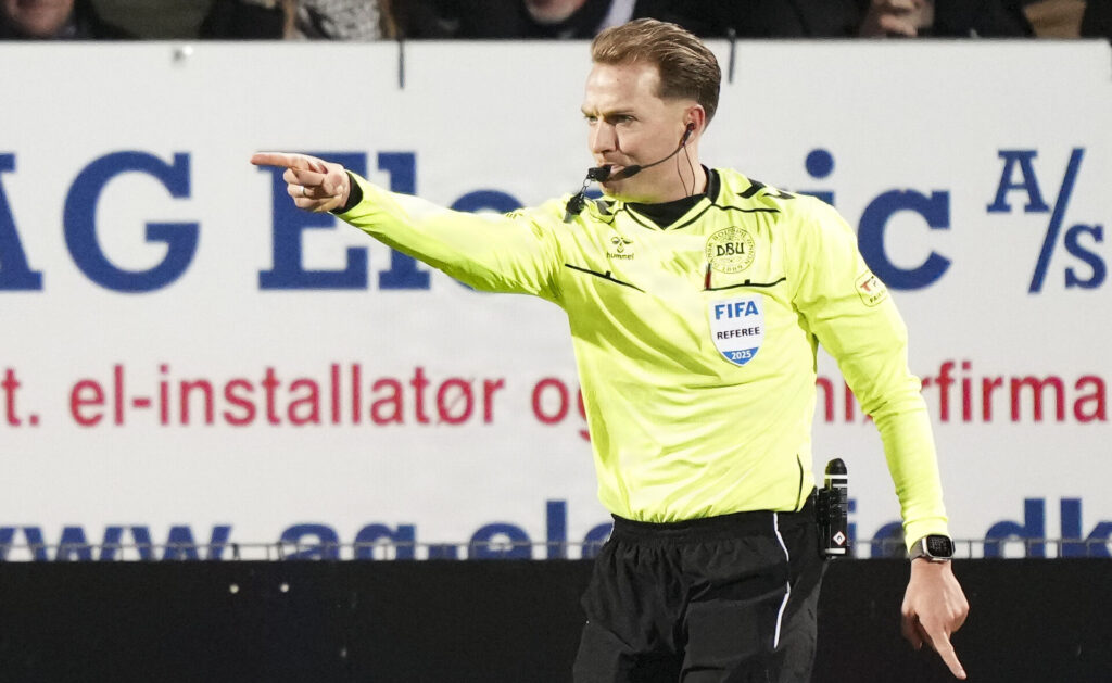 Mikkel Redder peger på pletten