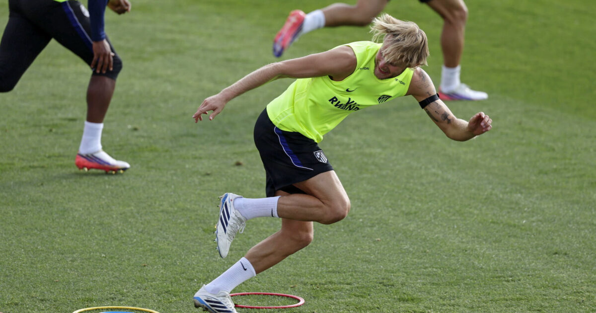 LIVE: Forsvarer Hjulmand i transferdrama: – Fortjener det epa13183996 Atletico Madrid's Morten Hjulmand attends a training session of the team in Majadahonda, Madrid, Spain, 22 August 2026. Ateltic Madrid prepare for the LaLiga match against Villarreal on 23 August. EPA/Kiko Huesca