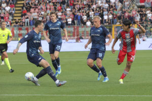 Gustav Isaksen i kamp for Lazio mod Cremonese.