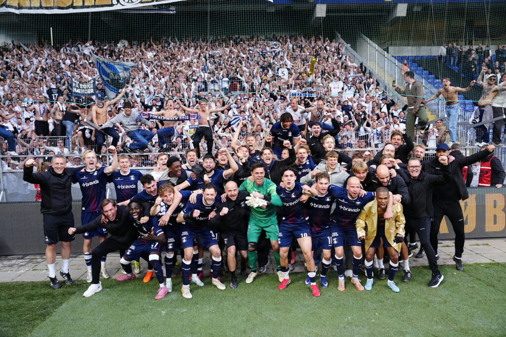 AGF-spillerne fejrer guldet.