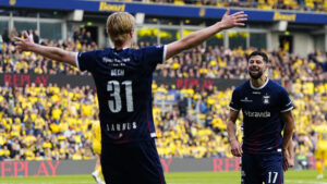 Tobias Bech og Kevin Yakob jubler