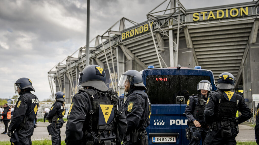 Politi ude foran Brøndby Stadion