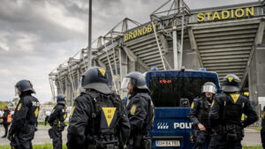 Politi ude foran Brøndby Stadion