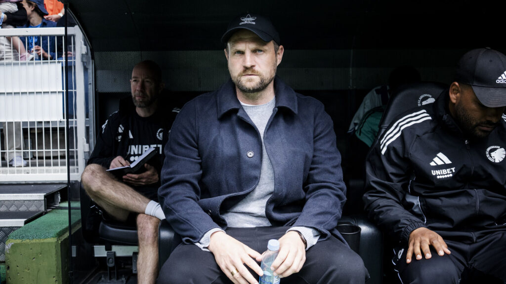 Bo Svensson kigger ud i luften.