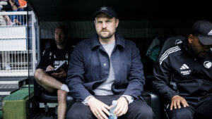 Bo Svensson kigger ud i luften.