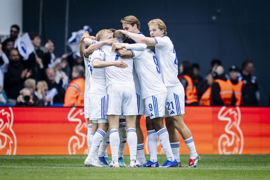 FC Københavns spillere i en rundkreds.