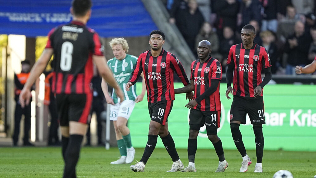 FC Midtjylland-spillerne går rundt på MCH Arena