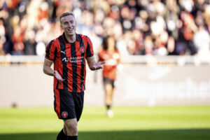 Adam Buksa under en kamp for FC Midtjylland.