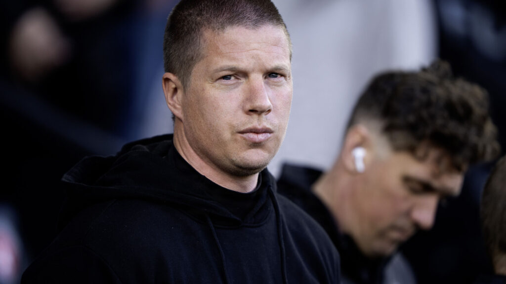 Mike Tullberg på sidelinjen til en FCM-kamp