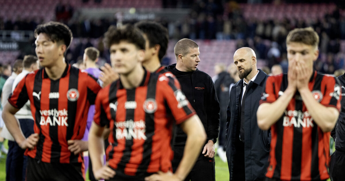 AGF- og FCK-titler? Ikke nogen katastrofe Kristian Bach Bak og cheftræner Mike Tullberg i samtale i baggrunden af billedet. Foto: Bo Amstrup/Ritzau Scanpix