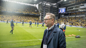 Claus Steinlein indtræder i Parken før pokalfinale.