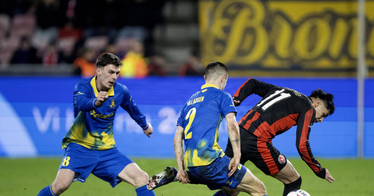 LIVE: Lokker Superliga-profil med skattefri kongeløn FC Midtjyllands Dario Osorio i aktion med Brøndbys Oliver Villadsen og Benjamin Tahirovic under superligakampen mellem FC Midtjylland og Brøndby IF på MCH Arena i Herning søndag den 1. marts 2026.
