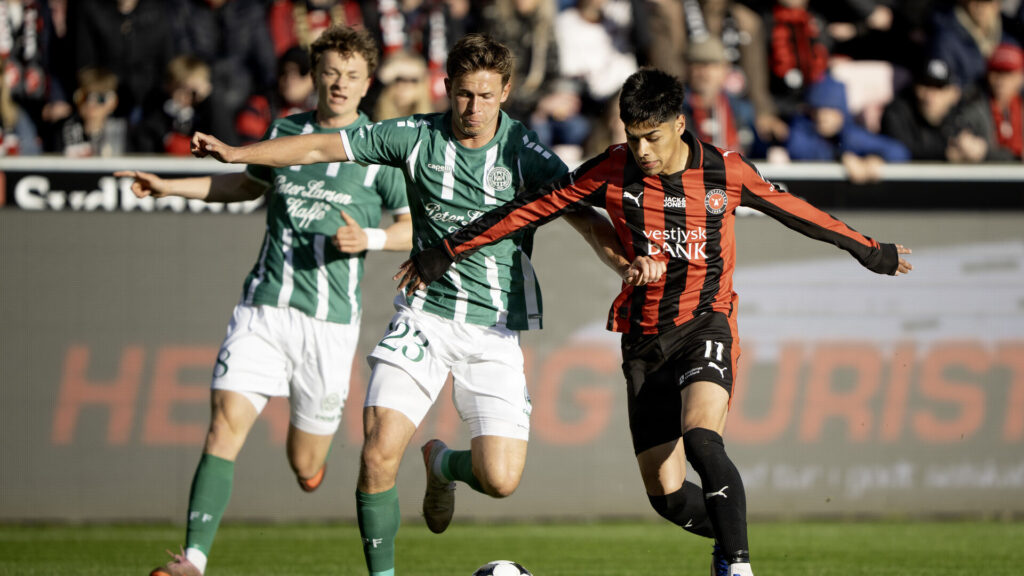 Dario Osorio i duel i en kamp mod Viborg
