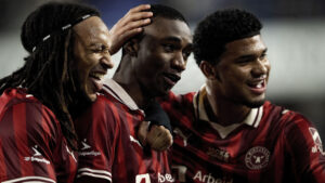 Mbabu, Castillo og Pedro Bravo smiler.