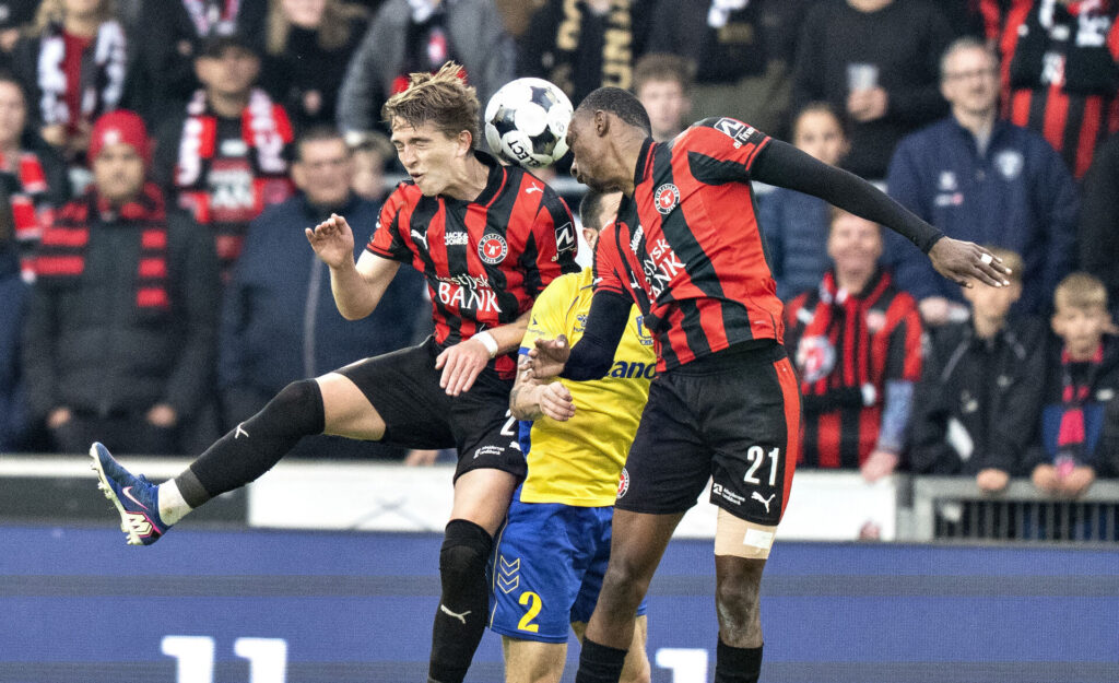 Denil Castillo i en hovedstødsduel.