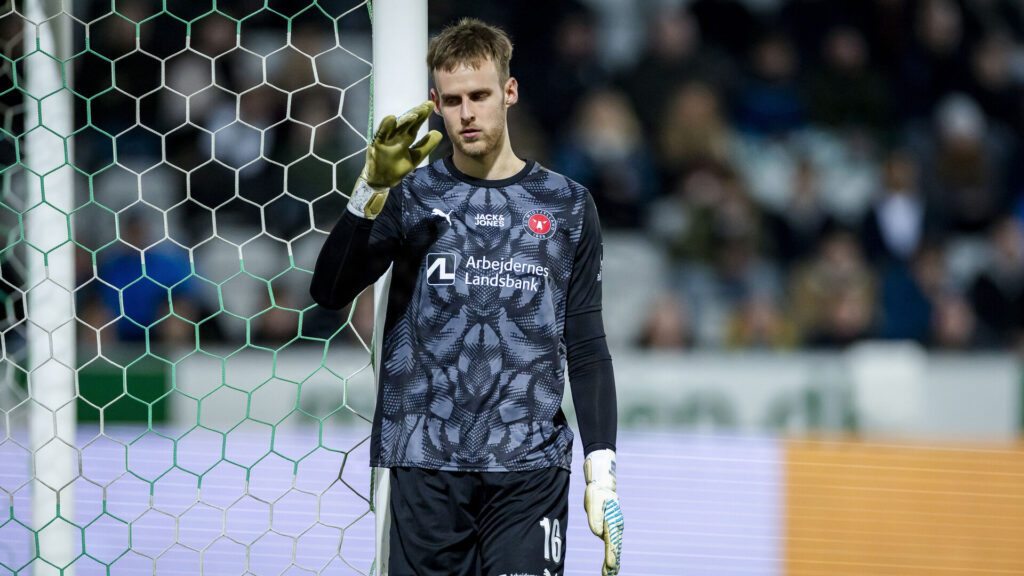 FCM's Elias Olafsson græmmer sig.