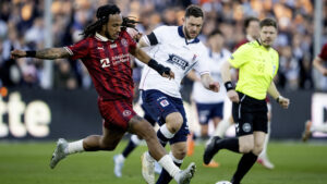 Kevin Mbabu i duel med Henrik Dalsgaard