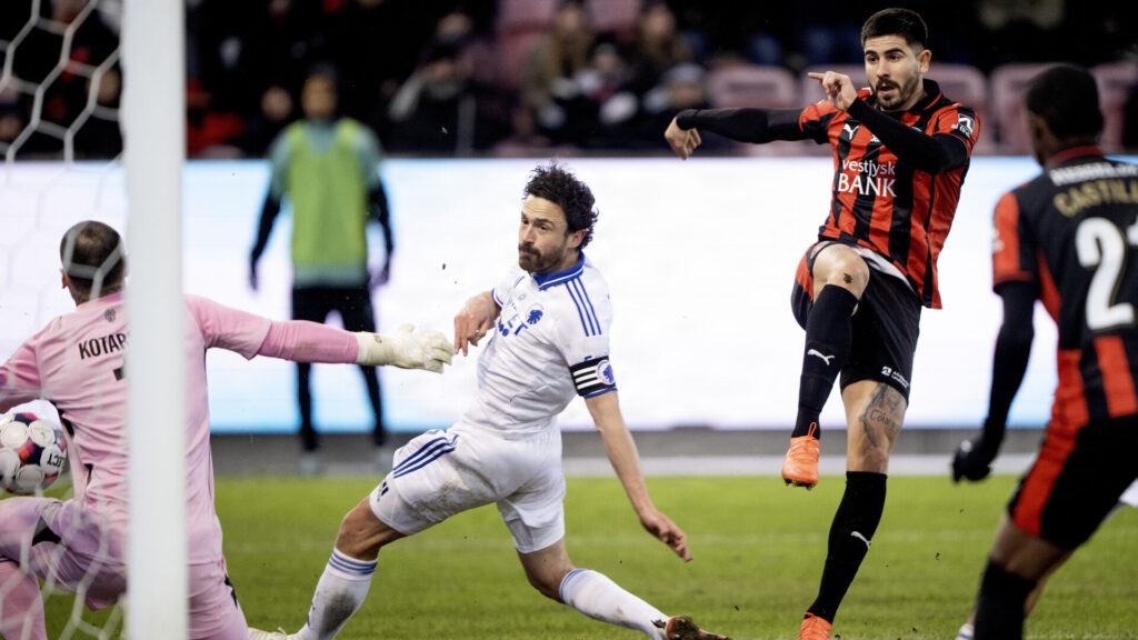 Martin Erlic sparker til bolden