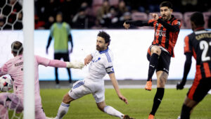 Martin Erlic sparker til bolden