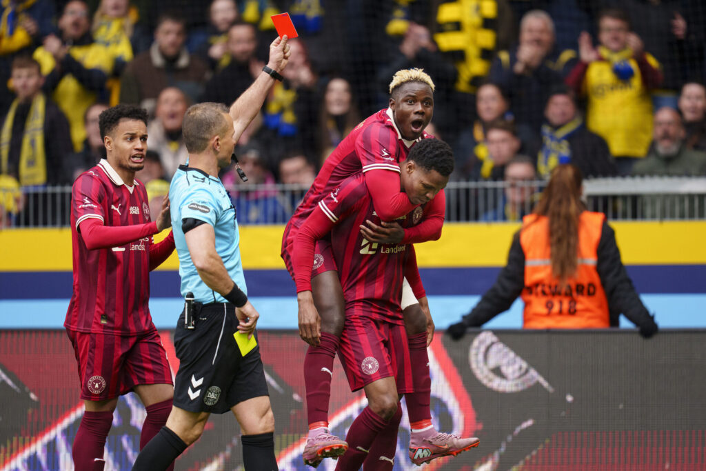 Ousmane Diao får rødt kort med Franculino på ryggen.