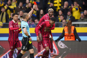 Ousmane Diao får rødt kort med Franculino på ryggen.