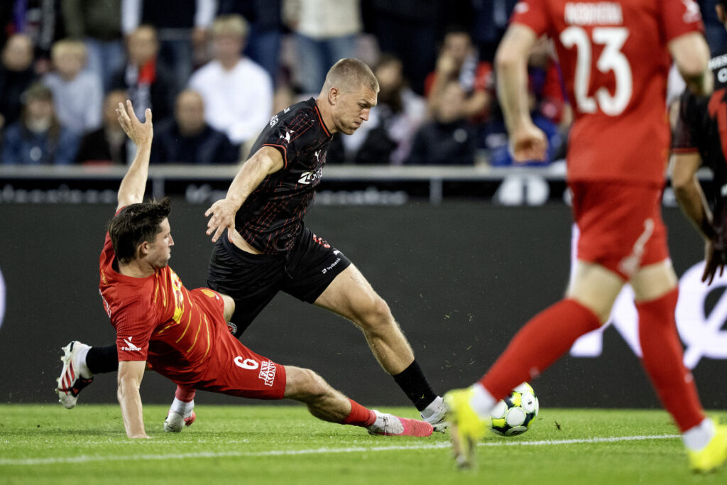 Rasmus Nissen Kristensen i en tackling mod FC Nordsjællands Mark Brink.