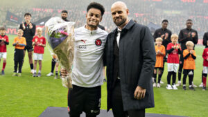 Paulinho står med blomster.