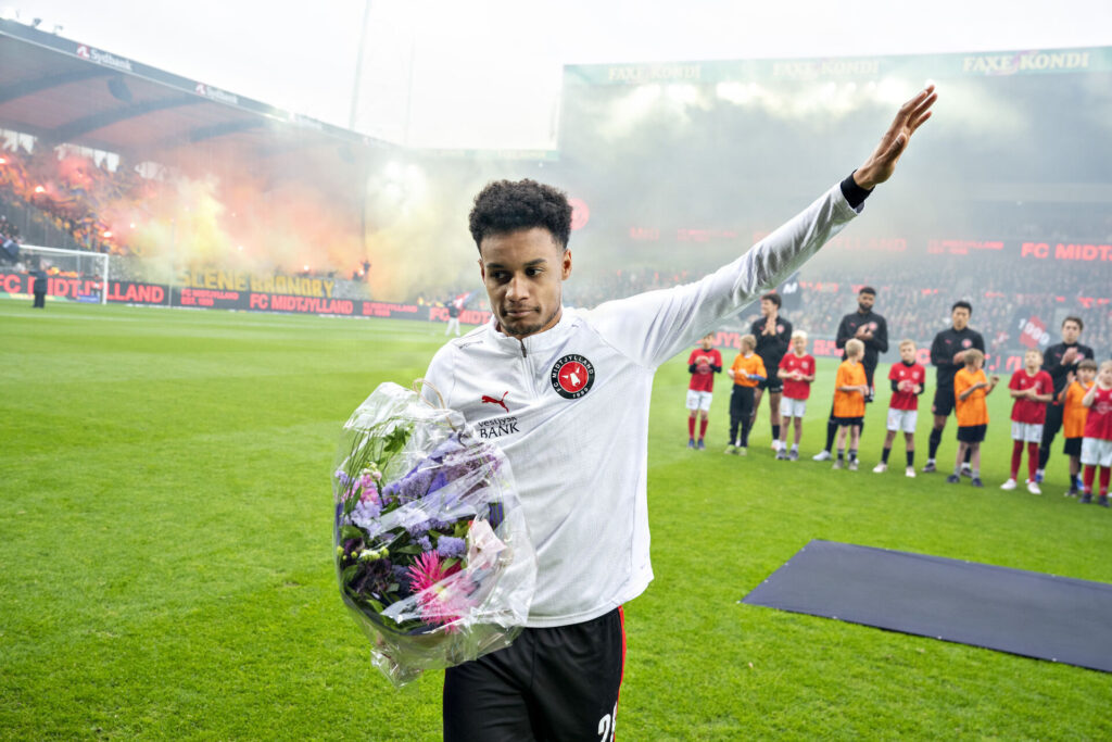 Paulinho modtager blomster i FC Midtjyllands sidste kamp i 3F Superligaen 2026.