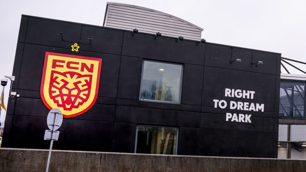 Right to Dream Park i Farum med FCN-logoet på siden.