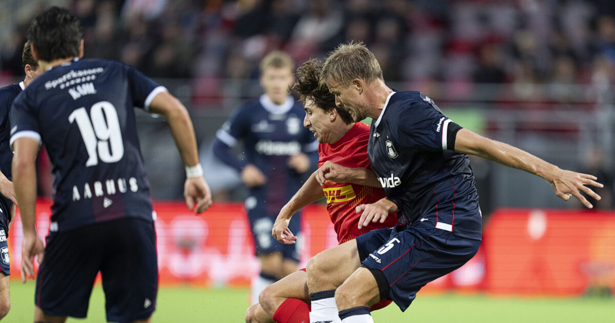 Rygtet til AGF: Superliga-rival forhandler om køb FC Nordsjællands Alexander Lind og AGFs Frederik Tingager under superligakampen mellem FC Nordsjælland og AGF på Right To Dream Park i Farum søndag den 28. september 2025.