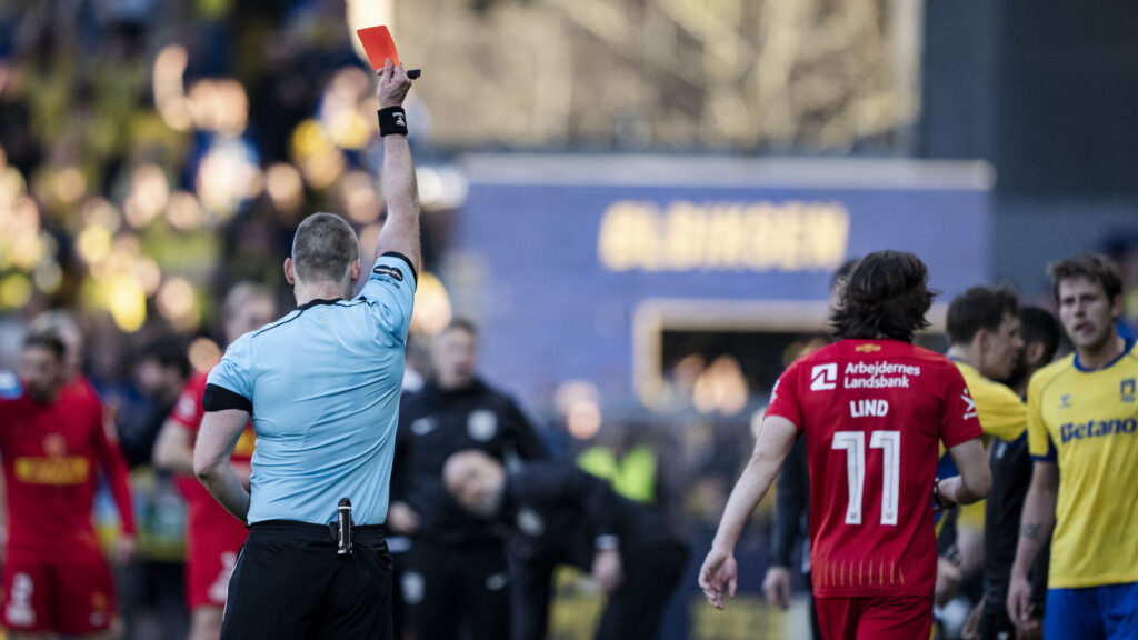 Alexander Lind får vist et rødt kort