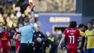 Alexander Lind får vist et rødt kort