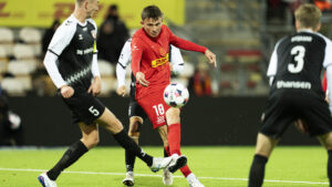 FC Nordsjællands Justin Janssen sparker til bolden.