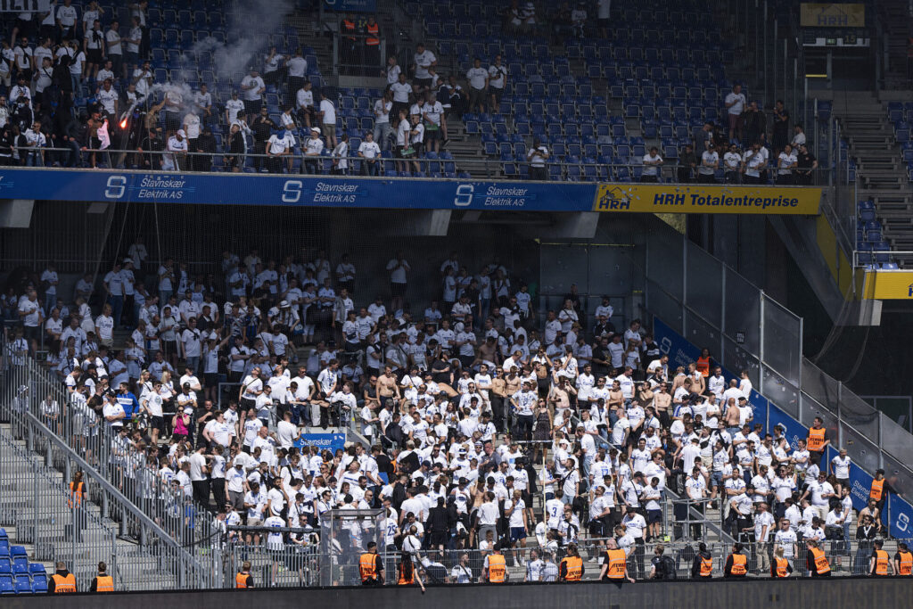 FCK-fans på tribunen på Brøndby Stadion.