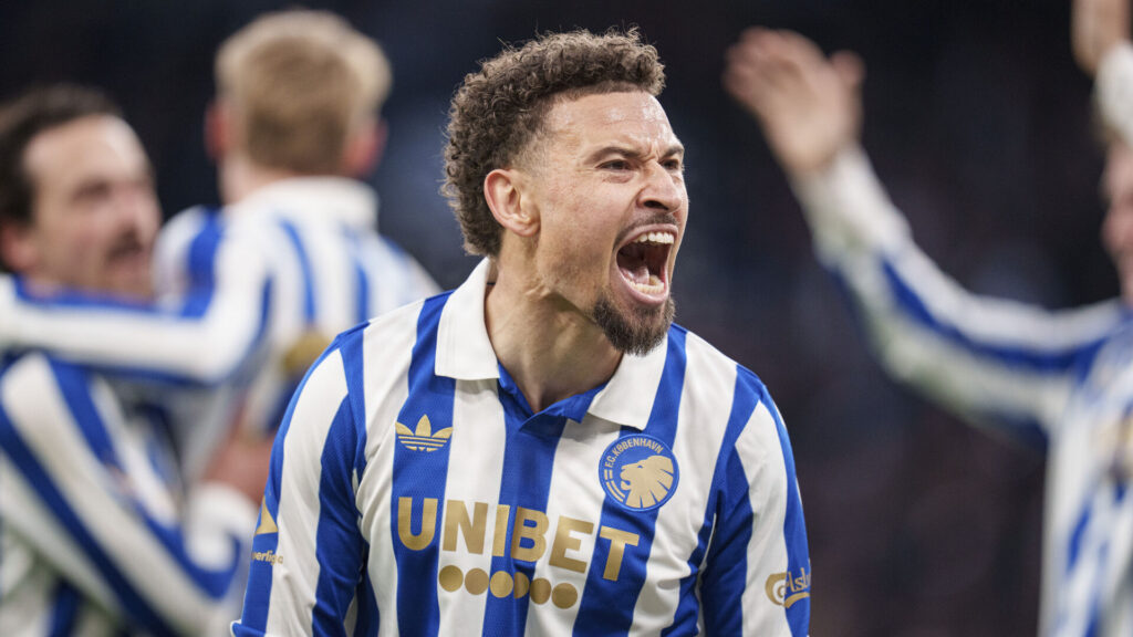 JOrdan Larssen skriger sin glæde ud i FCK.
