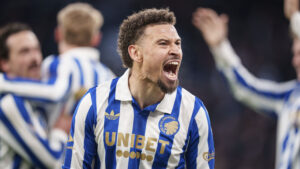 JOrdan Larssen skriger sin glæde ud i FCK.