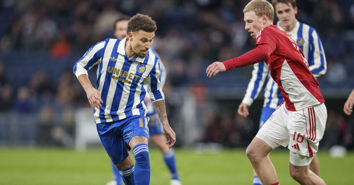 LIVE: AGF kan tjene på deres handel FCKs Jordan Larsson og Vejles Tobias Bach under superligekampen mellem FC København og Vejle Boldklub i nedrykningsspillet i Parken mandag den 27. april 2026