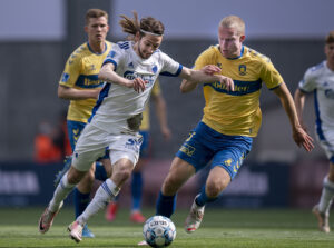 Hjörtur Hermannsson i en duel med Rasmus Falk.