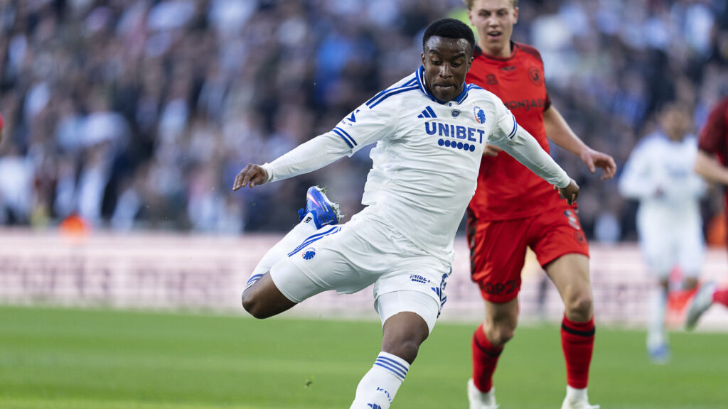 Youssoufa Moukoko sparker til bolden