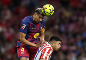 Ronald Araujo i hovedstødsduel med Thiago Almada i kampen mellem Barcelona og Atletico Madrid den 4. april 2026.