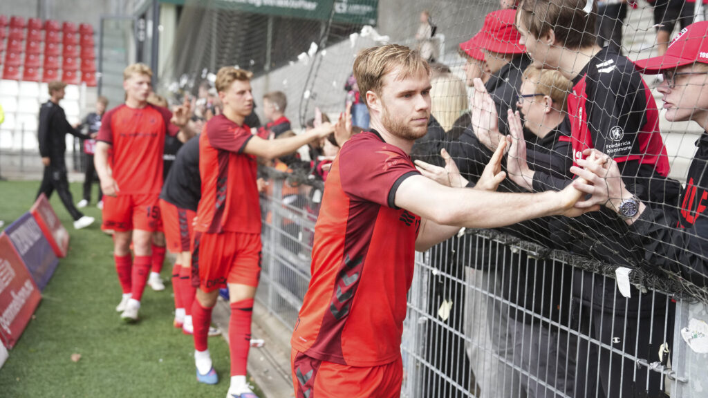 FC Fredericia-spillere hilser på deres fans