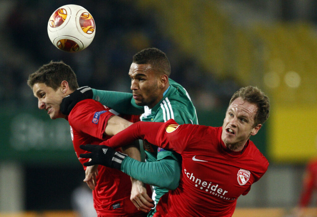 FC Thun-spillere i duel mod Rapid Wien-spiller.