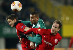 FC Thun-spillere i duel mod Rapid Wien-spiller.