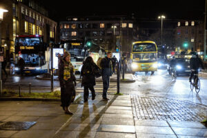 Aarhus Hovedbanegård om aftenen.