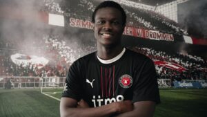 Ikenna Prosper Ude-Chukwu står med armene over kors.