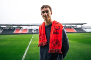 Valdemar Birksø med et FC Fredericia-halstørklæde