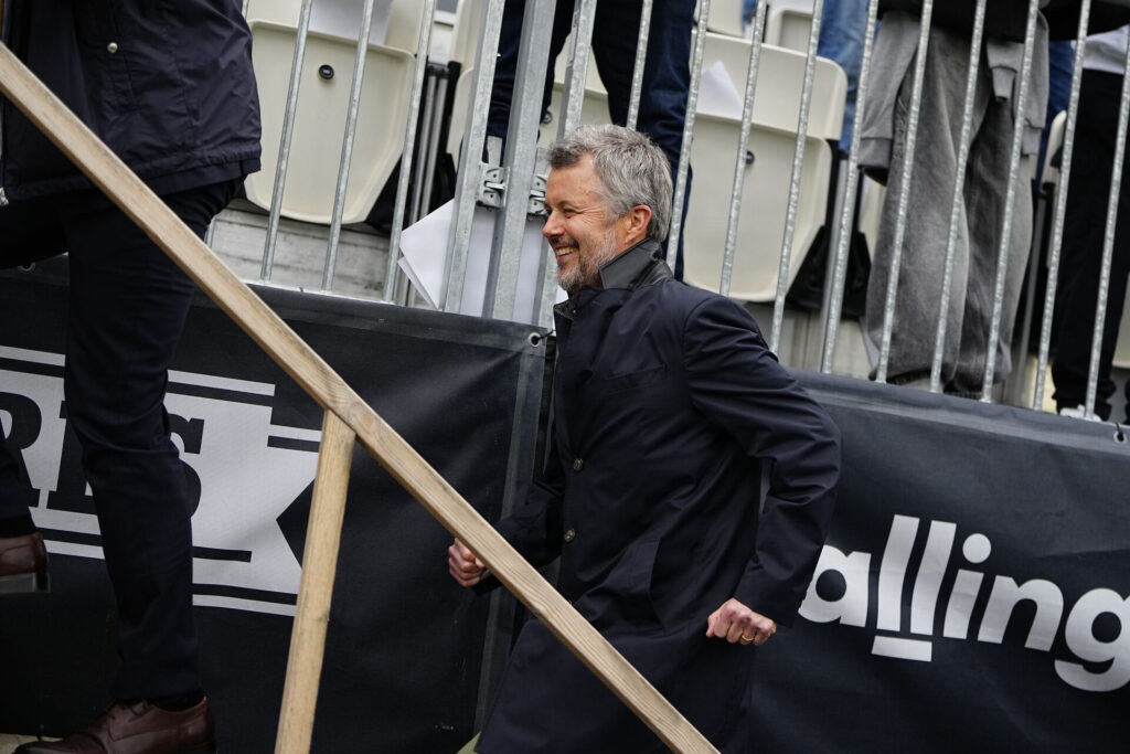 Kong Frederik på plads på lægterne i Aarhus.