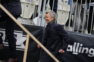 Kong Frederik på plads på lægterne i Aarhus.